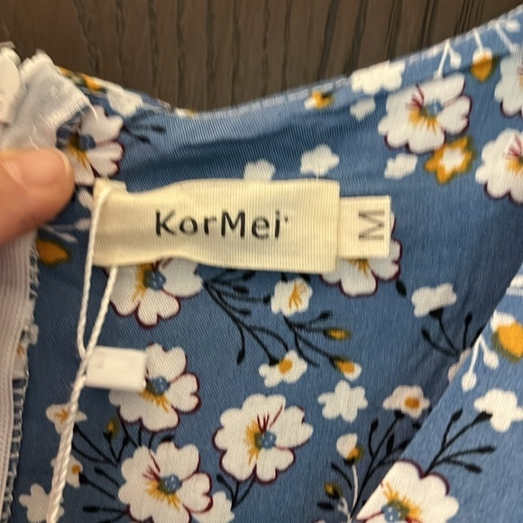 KorMei blue with white flowers romper with long cover in the back. Size M. NWT. - Picture 3 of 13